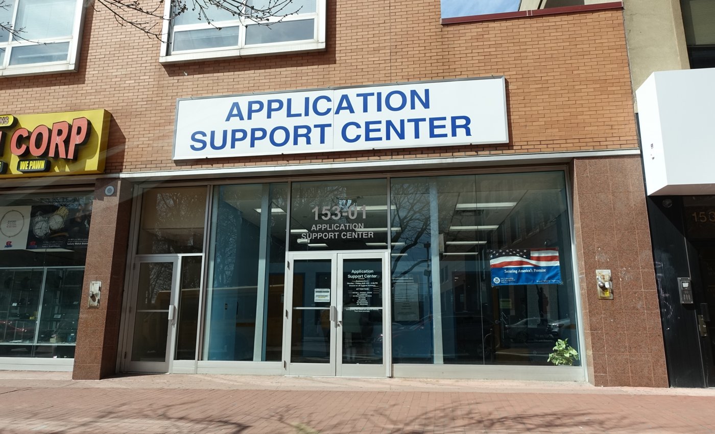 Fachada real de un centro de apoyo de USCIS en Nueva York